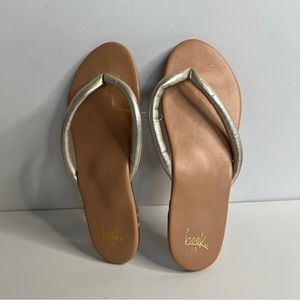 Beek Sunbird Thong Sandal Gold/HONEY size 10